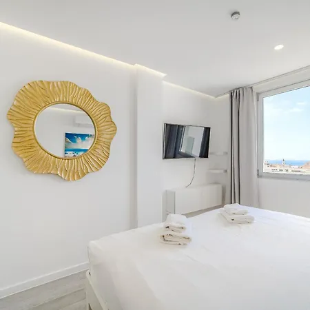 Blue Gold Escape In Ocean Garden Apartment *